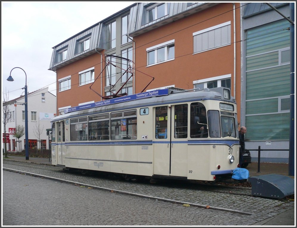 Wagen 37 an der Endhaltestelle am Hauptbahnhof Naumburg (Saale). (09.12.2009)