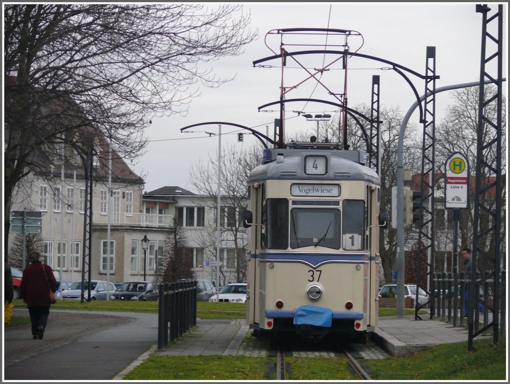 Wagen 37 an der vorlufigen Endhaltestelle Vogelwiese in der Stadt Naumburg. (09.12.2009)