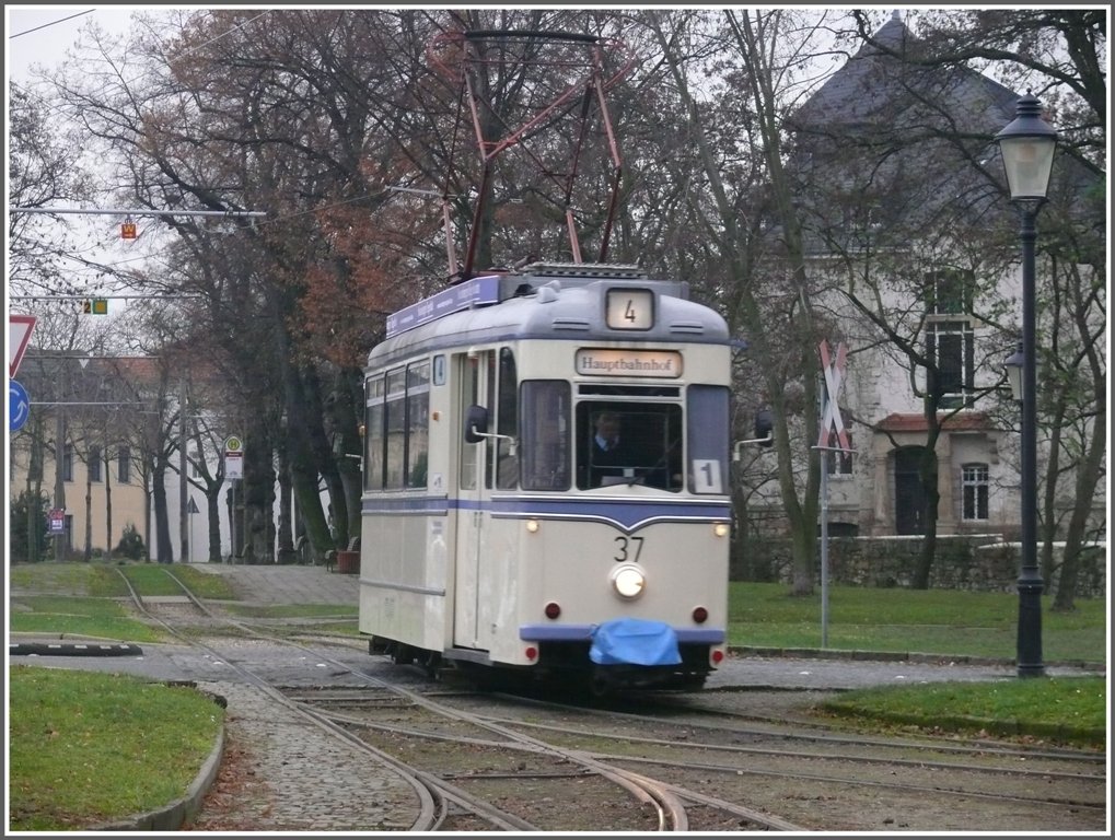 Wagen 37 hat soeben die Haltestelle Marientor verlassen und fhrt am Depot vorbei Richtung Hauptbahnhof Naumburg (Saale) (09.12.2009)