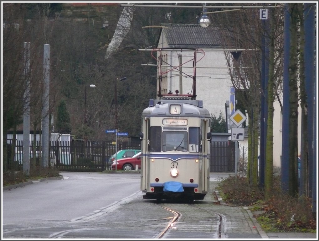 Wagen 37 der Naumburger Strassenbahn kurz vor dem Hauptbahnhof. Der Triebwagen Baujahr 1959 kam ber Stralsund, Gera, Grlitz und Jena schliesslich nach Naumburg (Saale) (09.12.2009)