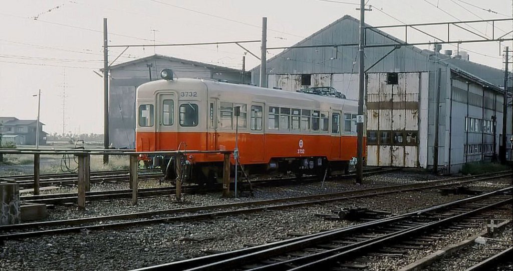 Wagen 3731 und 3732 kamen als motorlose Wagen 1956 zur Bahn; mit zusammengekauften Bestandteilen 1966 motorisiert. Abbruch 1990. Tsurugi, 30.September 1984. 
