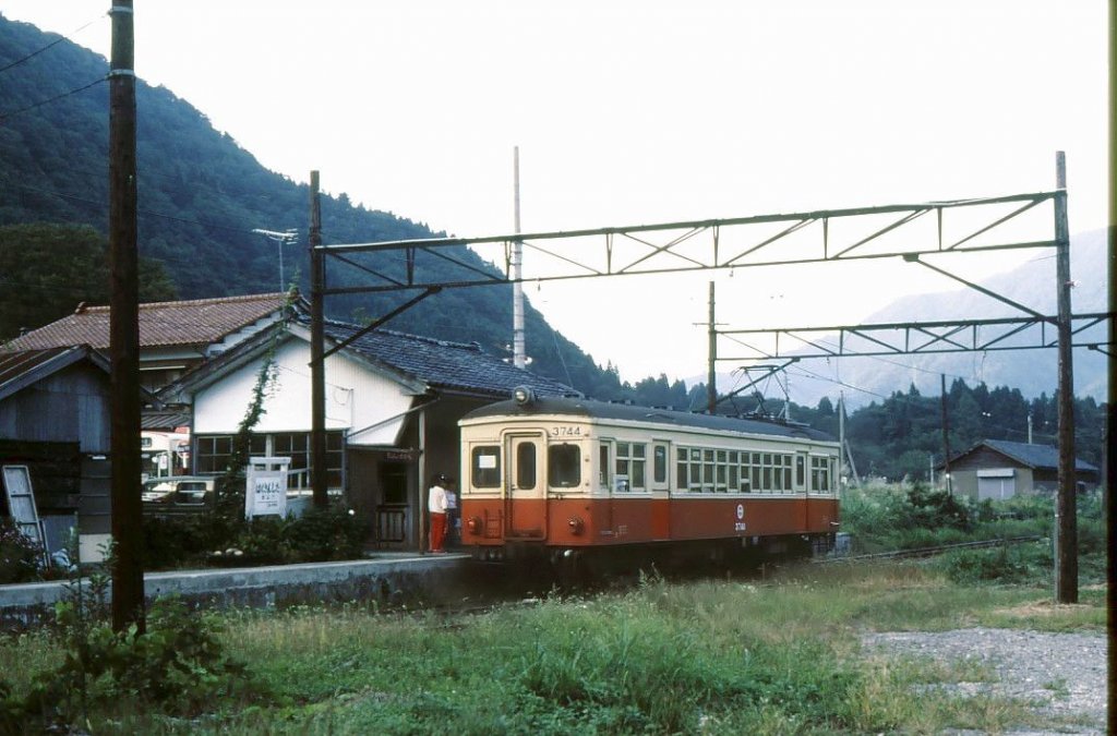 Wagen 3744 in Hakusanshita, der Endstation der 1984 stillgelegten, 16km langen Strecke tief in die düsteren Berge hinein. 3744 entstammt einer Serie von 4 alten Wagen (Baujahr 1931), die vom Meitetsu-Konzern in Nagoya 1978 übernommen wurde; 1990 Abbruch. 30.September 1984.  