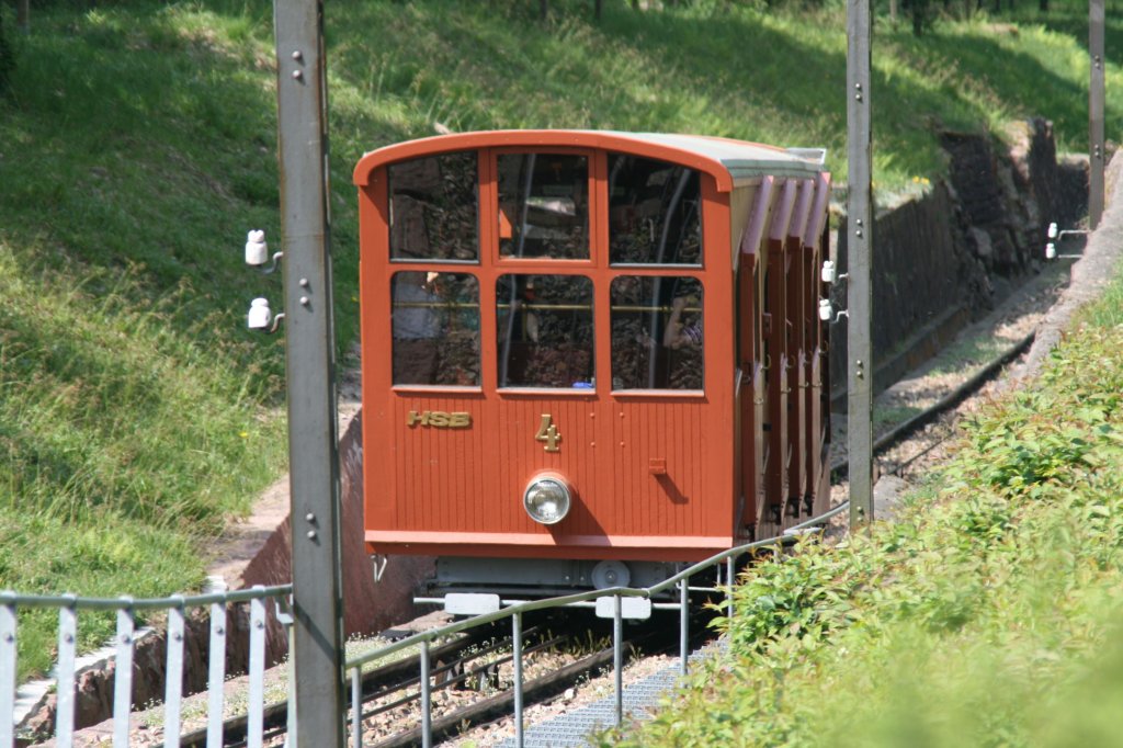 Wagen 4 der Heidelberger Bergbahn beim verlassen der Station Knigsstuhl.30.04.2011.