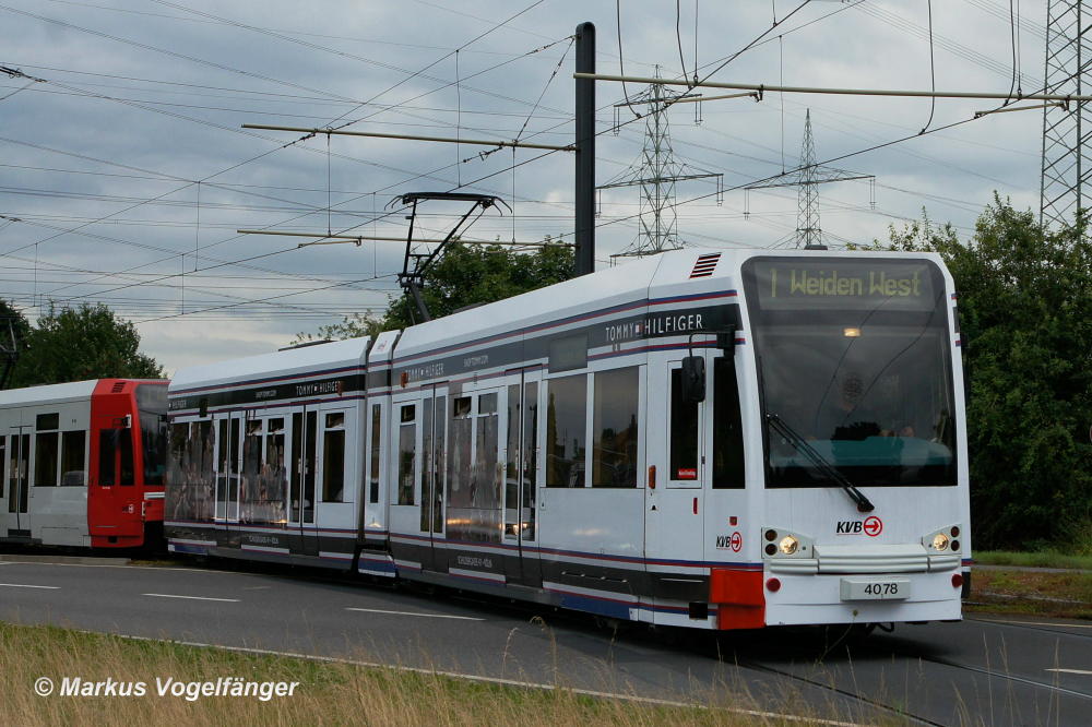 Wagen 4078 wurde die Ganzreklame  Tommy Hilfiger  mit neuen Motiven versehen. Hier zu sehen bei der Einfahrt zur Endhaltestelle Weiden West am 02.08.2012.