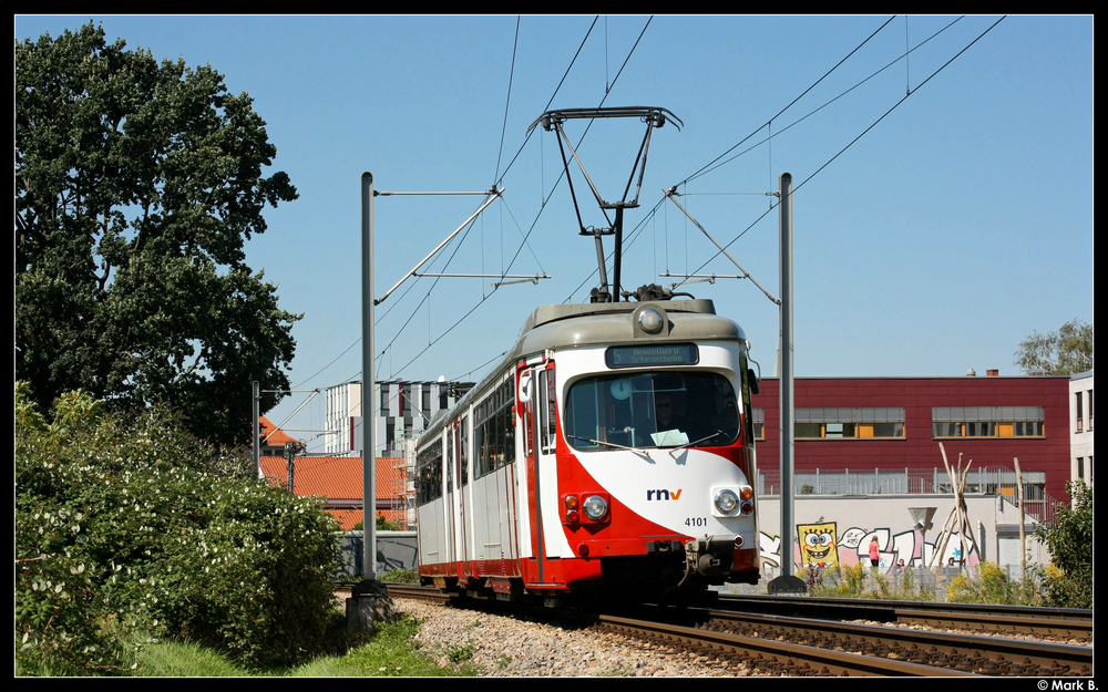Wagen 4108 der OEG hat gerade die Station Berufsschule verlassen. Aufgenommen am 06.09.10.