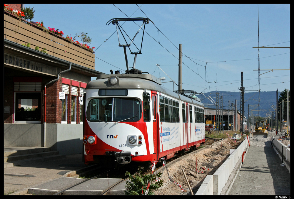 Wagen 4108 steht am 06.09.10 in Edingen Bahnhof. Der Wagen erleidete Tage sp�ter einen Brandschaden in der Halle hinter ihm. Er wird wieder repariert und nat�rlich wieder in den Plandienst zur�ck kehren.