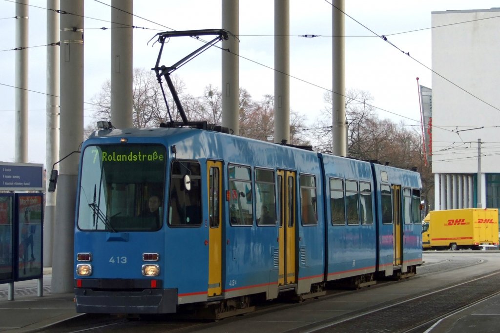 Wagen 413, Linie 7 Richtung Rolandstrasse am 11.01.2012 am Bahnhof Kassel-Wilhelmshhe.