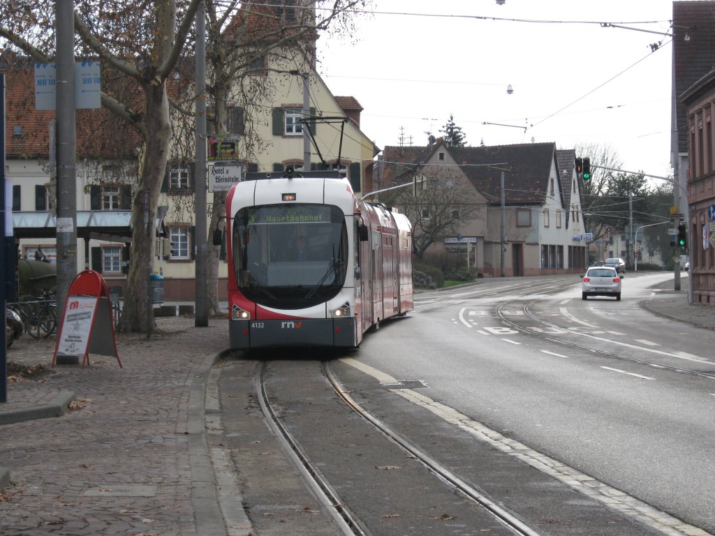 Wagen 4132 auf dem Weg zur Haltestelle Seckenheim Rathaus