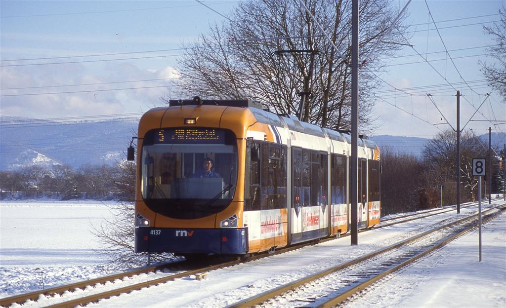 Wagen 4137 am 04.12.2010 kurz vor der Haltestelle Seckenheim-Bahnhof auf dem Weg nach Mannheim-K�fertal Nikon F75 - Scan vom Dia. 