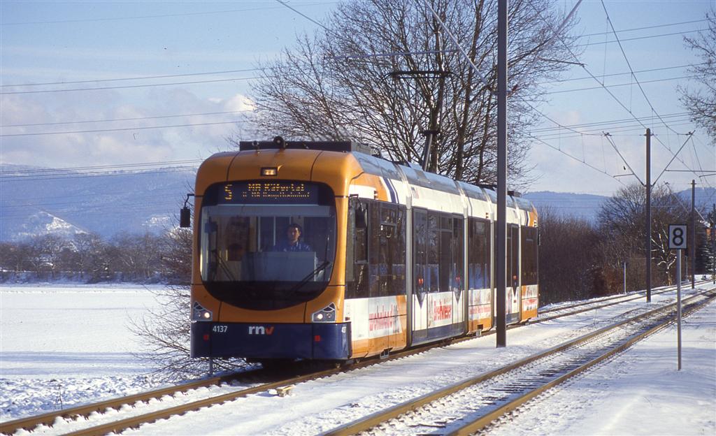 Wagen 4137 am 04.12.2010 kurz vor der Haltestelle Seckenheim-Bahnhof auf dem Weg nach Mannheim-Kfertal Nikon F75 - Scan vom Dia. 