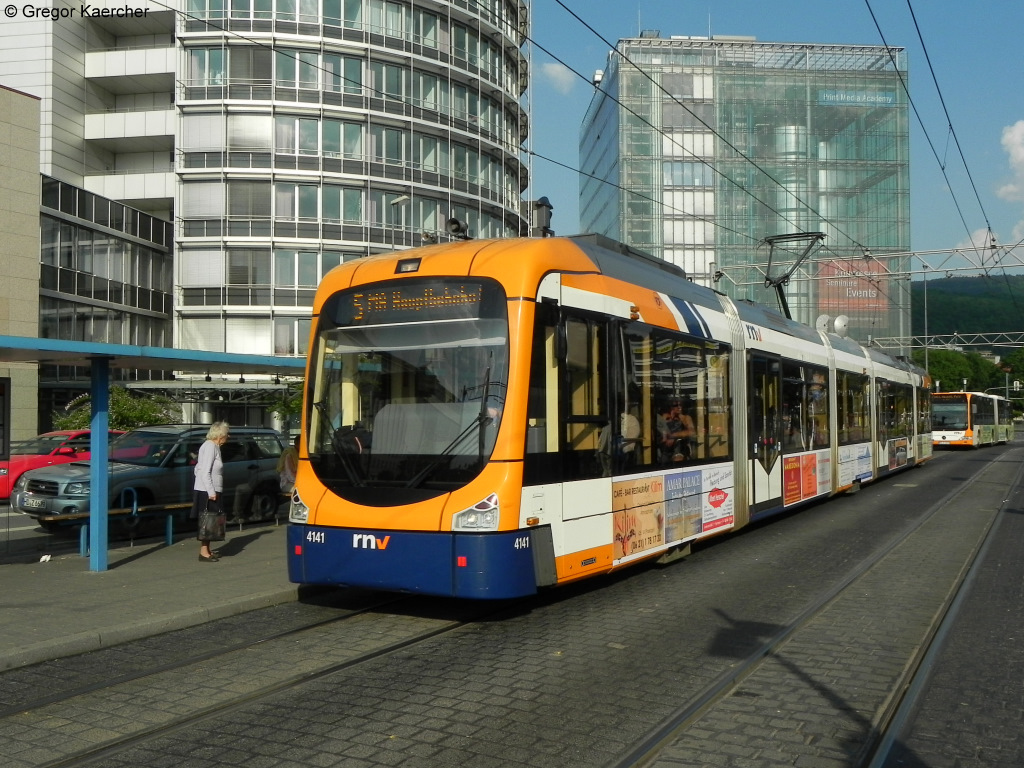Wagen 4141 am 22.04.2011 am Bahnhofsvorplatz des Heidelberger Hbf.