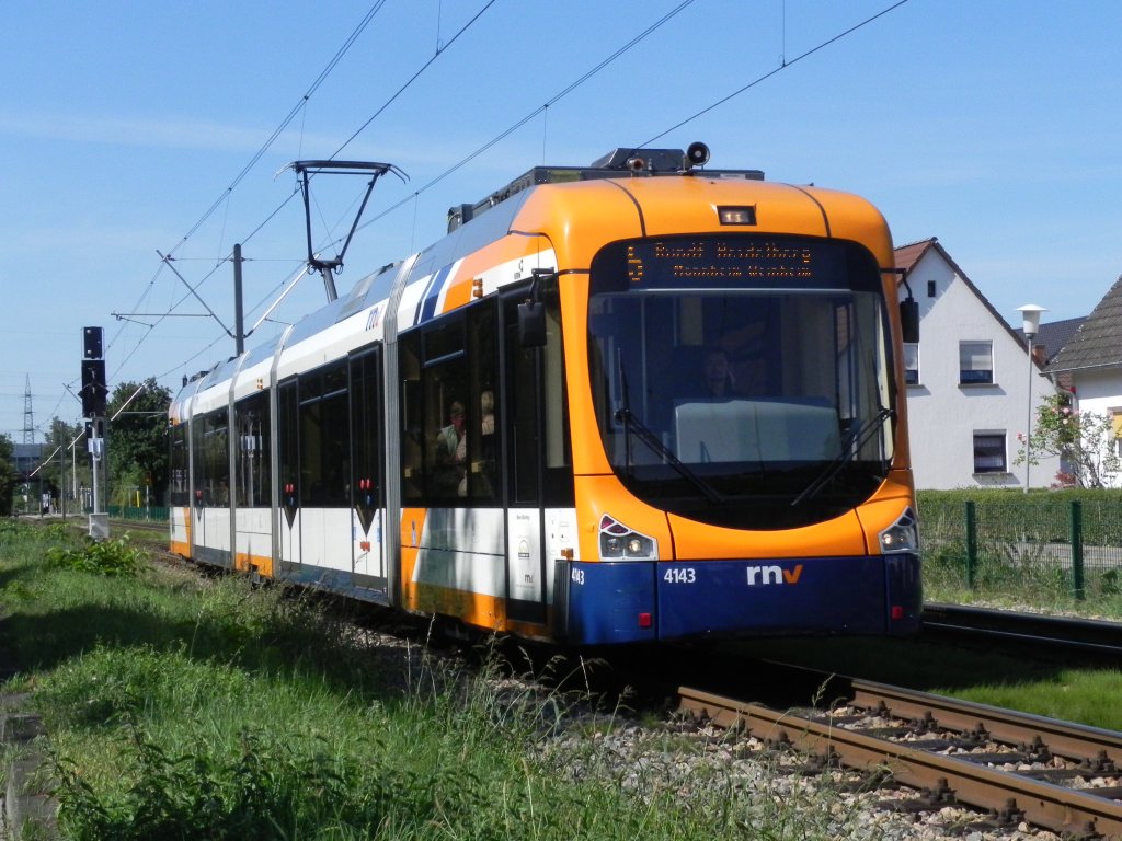 Wagen 4143 der RNV OEG als Linie 5 auf dem Rundkurs Mannheim-Weinheim-Heidelberg-Mannheim aus Viernheim kommend am Stadtrand von Weinheim. Fotografiert am 09.09.2012 um 13:03 Uhr. 