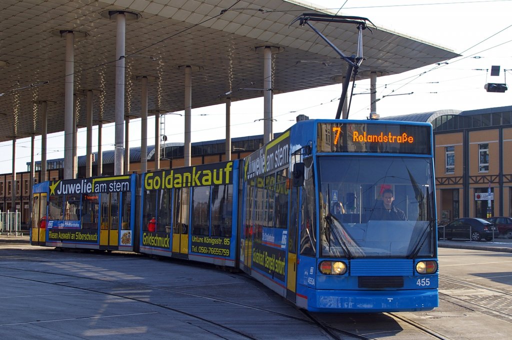 Wagen 455 der KVG am Bahnhof Wilhelmshhe (11.02.2012).