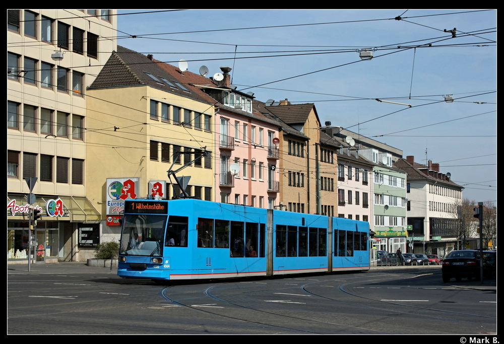 Wagen 465 ist gerade aus der Haltestelle Am Stern ausgefahren und setzt seine fahrt nach Wilhelmshhe fort. Aufgenommen am 24.04.10