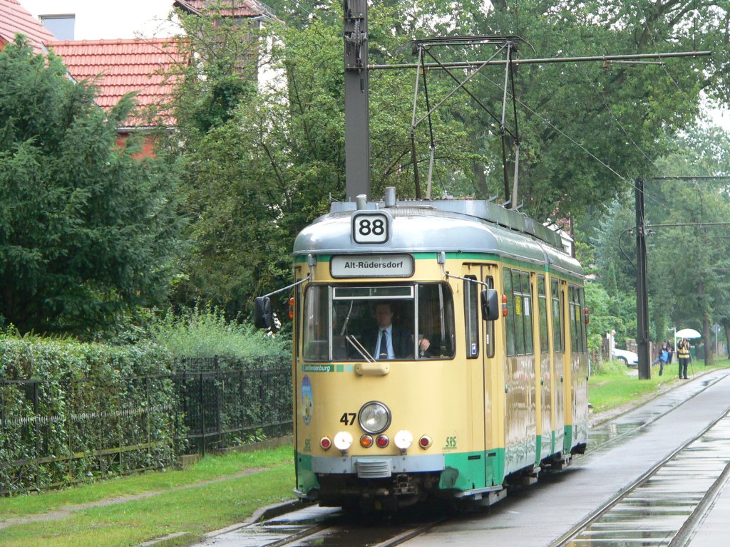 Wagen 47 der Sch�neicher-R�dersdorfer Stra�enbahn am 29.8.2010 auf der Friedrichshagener Stra�e. Dieses Fahrzeug wurde 1973 gebaut und fuhr urspr�nglich in Heidelberg. Heute bilden diese GT6-Z�ge das R�ckgrat dieser Strecke.