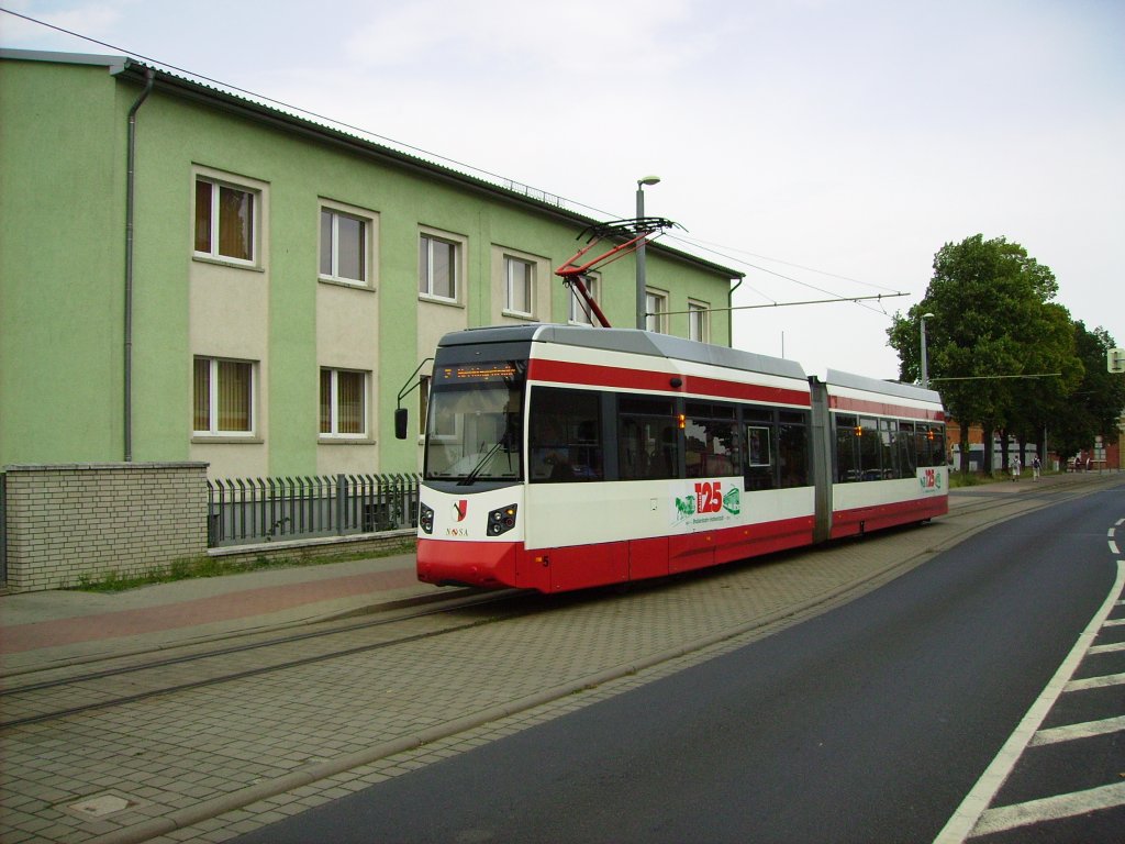 Wagen 5 der halberstdter Straenbahn hat am 20.08.2012 gerade die Haltestelle Hauptbahnhof verlassen, um nun auf der Linie 2 in Richtung Herbingstrae zu fahren.