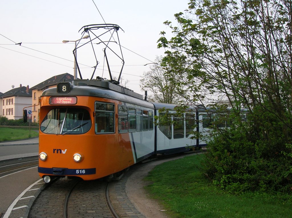 Wagen 516 kurz vor der Abfahrt um 06:57 Uhr an der Endstelle in Rheinau. 20.04.2010.