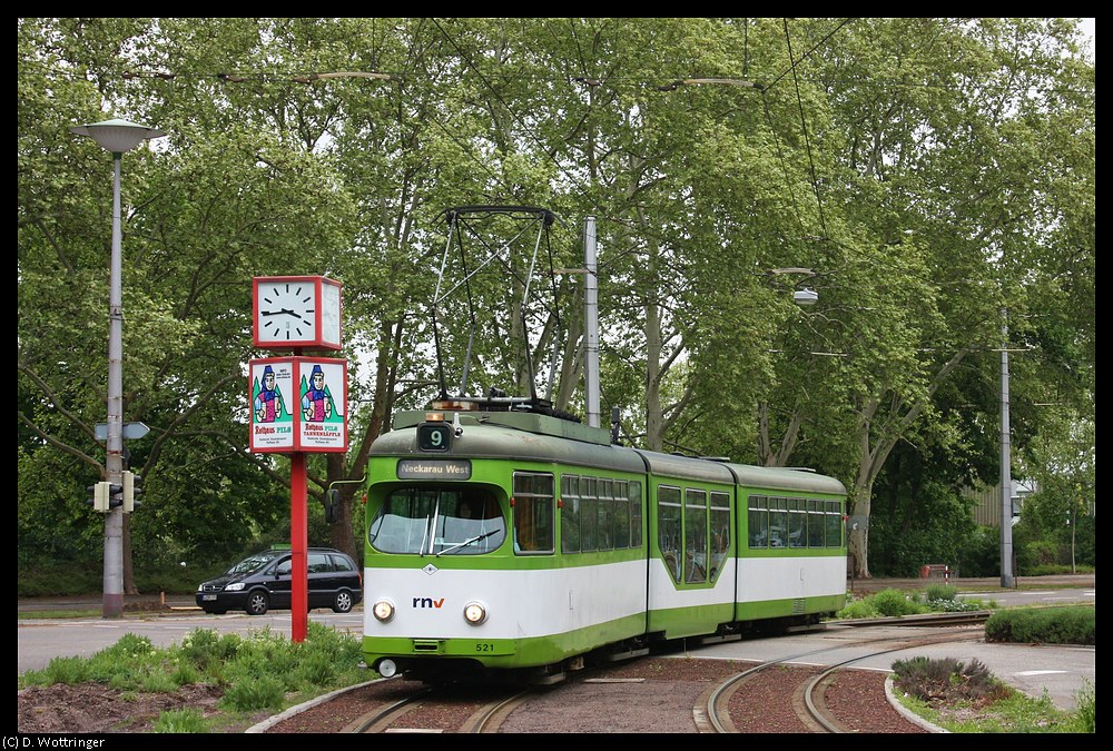 Wagen 521 nimmt am 07. Mai 2010 in flotter Fahrt die Kurve zwischen den der Haltestelle Luisenpark/Landesmuseum und Planetarium
Zum Fahrplanwechsel im Dezember 2010 hat man diese nur in Mannheim verkehrenden Linien gekrzt - der Abschnitt Hauptbahnhof-Neckarau wird von der Linie 9 nicht mehr bedient.