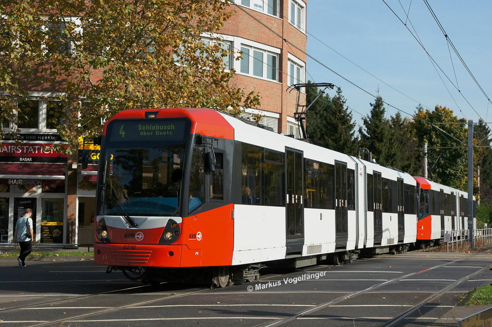 Wagen 5210 kurz hinter der Haltestelle Ostheim am 20.10.2012.