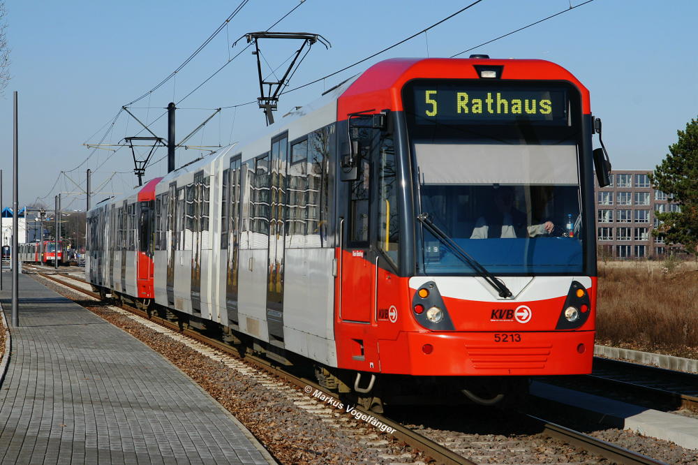 Wagen 5213 kurz vor der Haltestelle  IKEA Am Butzweilerhof  am 10.02.2013.