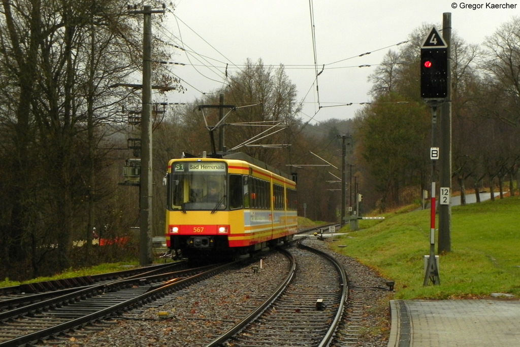 Wagen 567 als S1 nach Bad Herrenalb bei der Einfahrt in Etzenrot. Aufgenommen am 04.12.2011.