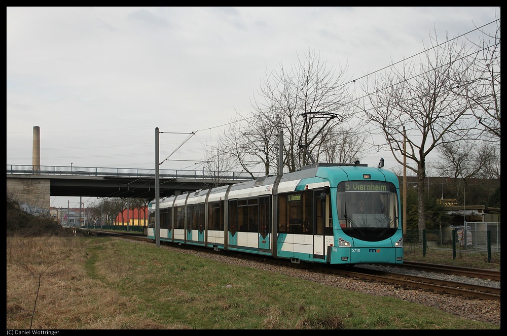 Wagen 5701 kurz vor dem Hp Bensheimer Strae. 13. Mrz 2011.