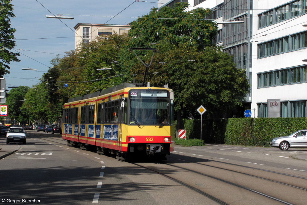 Wagen 582 als S2 nach Stutensee Spck erreicht die Station Hauptfriedhof. Karlsruhe, 09.07.2011.