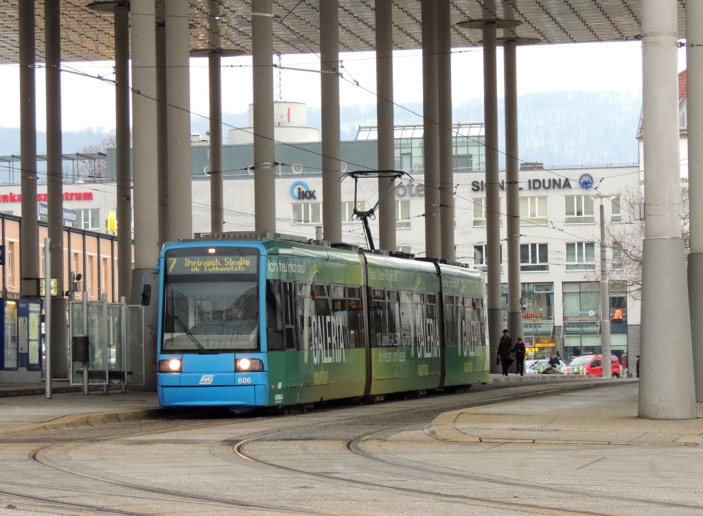 Wagen 606 verlsst den Vorplatz des Bahnhofes Kassel-Wilhelmshhe und fhrt weiter Richtung Ihringshuser Strasse (9.2.2013).