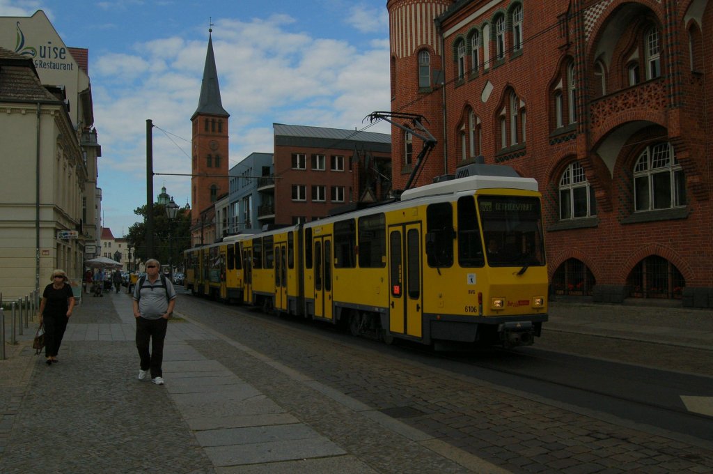 Wagen 6106 passiert auf seiner Betriebsfahrt das Rathaus von Kpenick. 09.08.2012