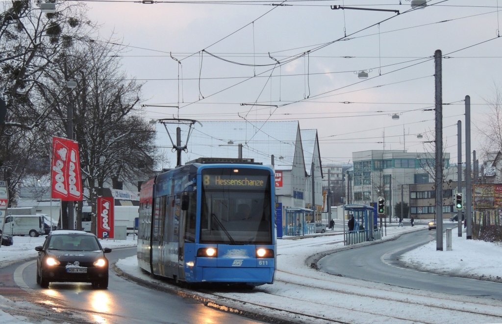 Wagen 611 der Linie 8 schlngelt sich am 11.12.2012 durch die Leipziger Strasse in Kassel.
