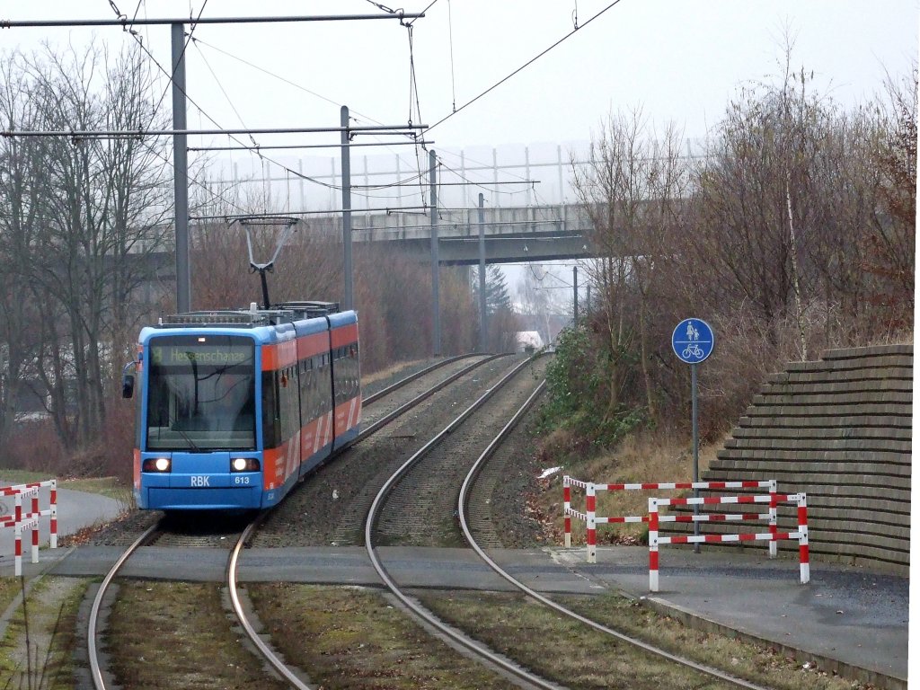 Wagen 613 der RBK passiert gleich die Haltestelle Am Kupferhammer (29.01.2012).