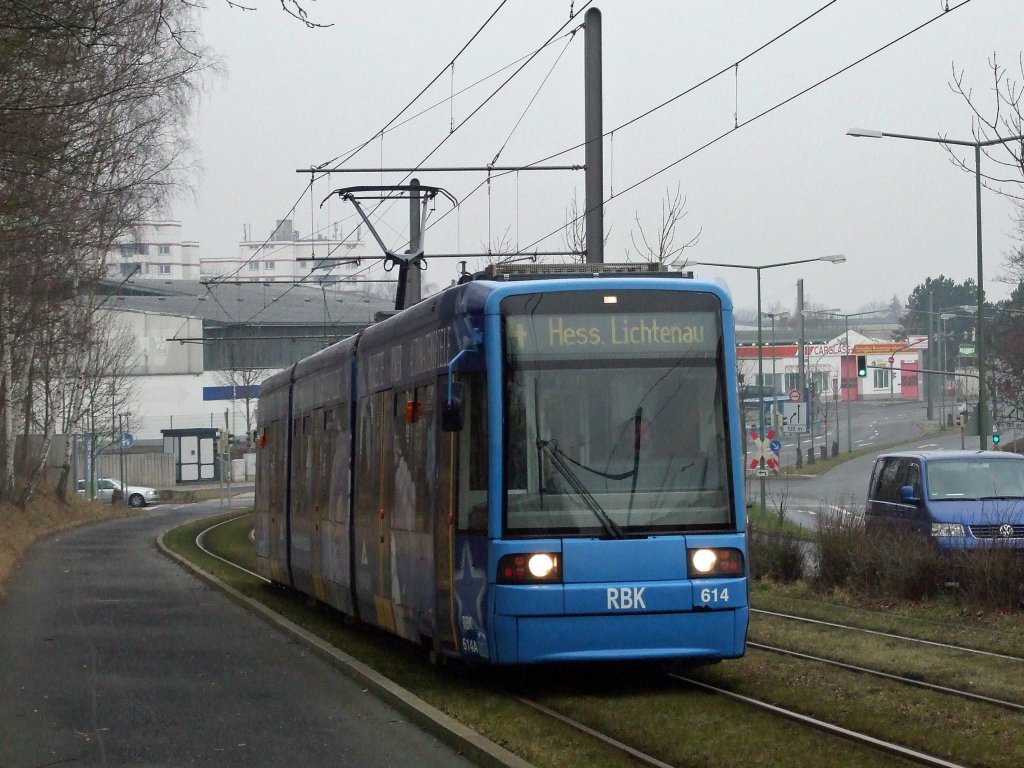 Wagen 614 der RBK (Linie 4 Richtung HeLi)hat gerade die Haltestelle Lindenberg verlassen (29.01.2012).
