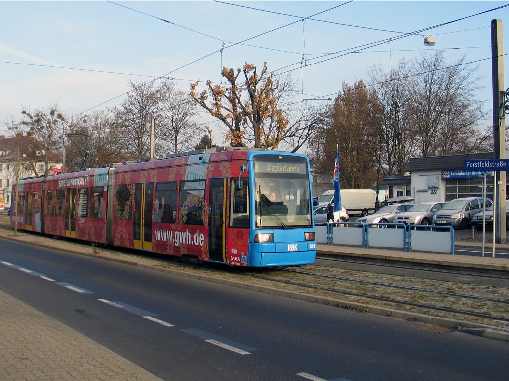 Wagen 616 der RBK am 16.11.2011 kurz nach dem Verlassen der Haltestelle Forstfeldstrasse Richtung Papierfabrik.