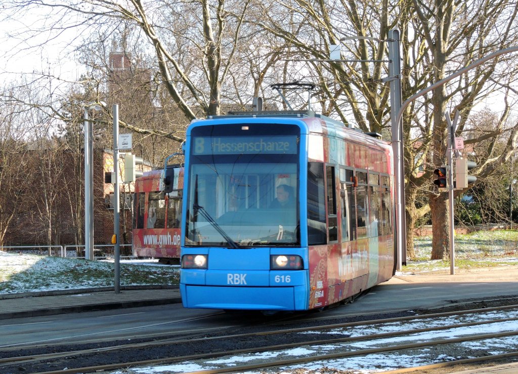 Wagen 616 startet wieder durch Richtung Heesenschanze (Wendeschleife Leipziger Strasse am 10.02.13).