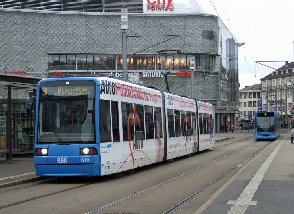 Wagen 619 berquert den Knigsplatz (11.03.2012).