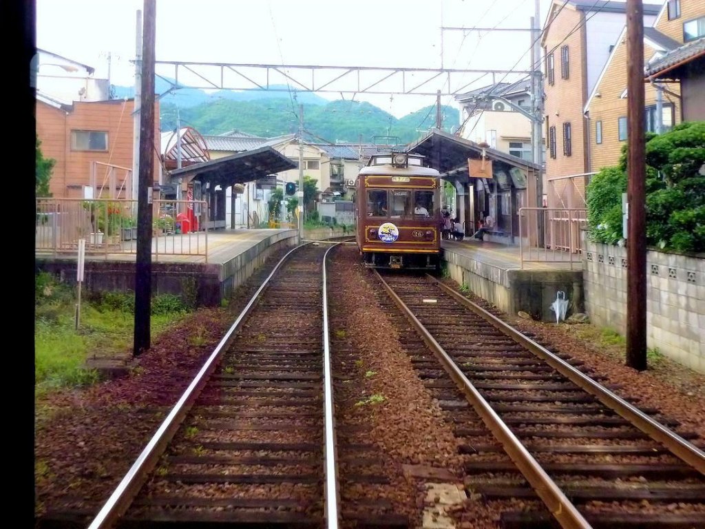 Wagen (6)26 und (6)27: Wagen 26 wartet in der Kreuzung von Narutaki auf der weitgehend einspurigen Stichlinie nach Hakubaich im Nordwesten der Stadt Kyoto. 17.Juni 2011.