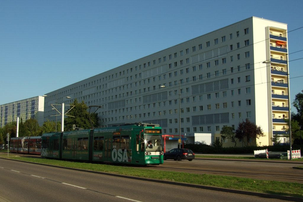 Wagen 627 der HAVAG mit  SA -Werbung verkehrt am 20.8.2010 auf der Linie 13 dem Ziel in Halle-Neustadt entgegen. Im HIntergrund sieht man Wagen 515 Rtg. Stadtzentrum.
Halle, der 20.8.2010
