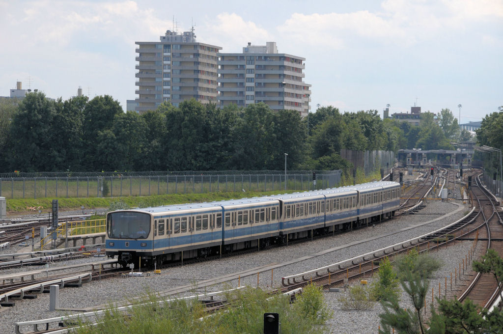 Wagen 6530 mit zwei weiteren B-Serienwagen am 08.08.10 zwischen den Stadionen Kieferngarten und Frttmaning