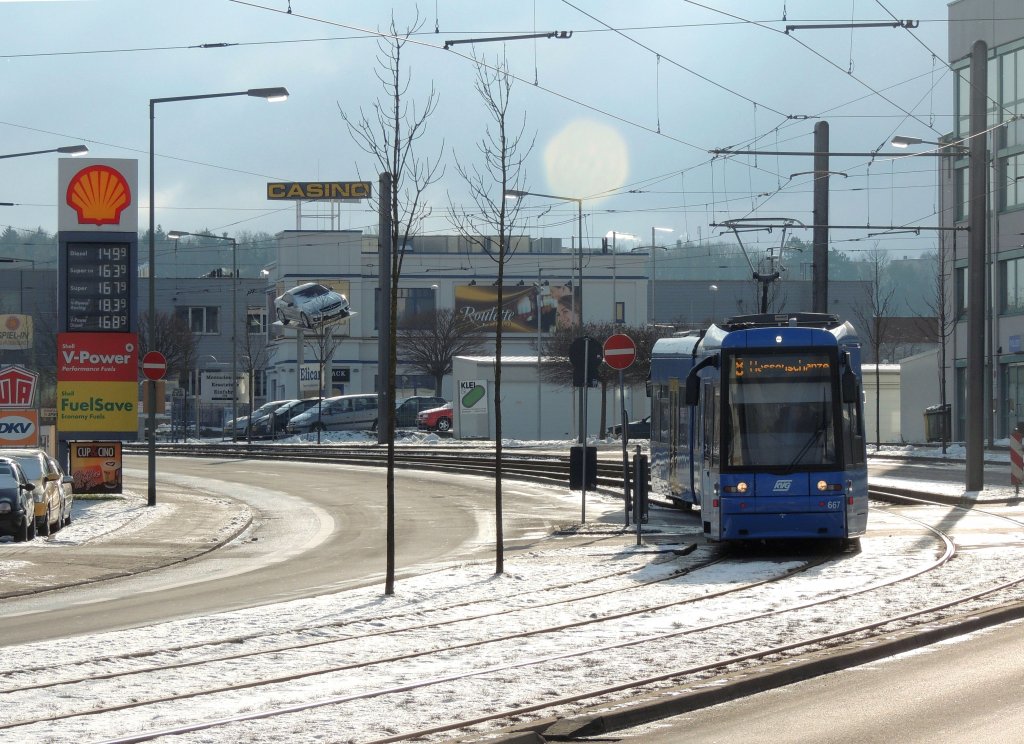 Wagen 667 kurvt durch die Leipziger Strasse, aufgenommen kurz vor dem Haltepunkt Forstfeldstrasse (20.2.2013).