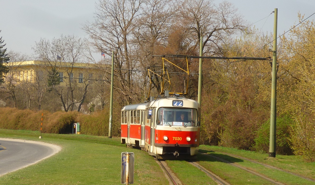 Wagen 7030 erreicht als Linie 22 die Prager Burg und fhrt dann weiter in Richtung Kleinseite. Prag, 2012-04-03.