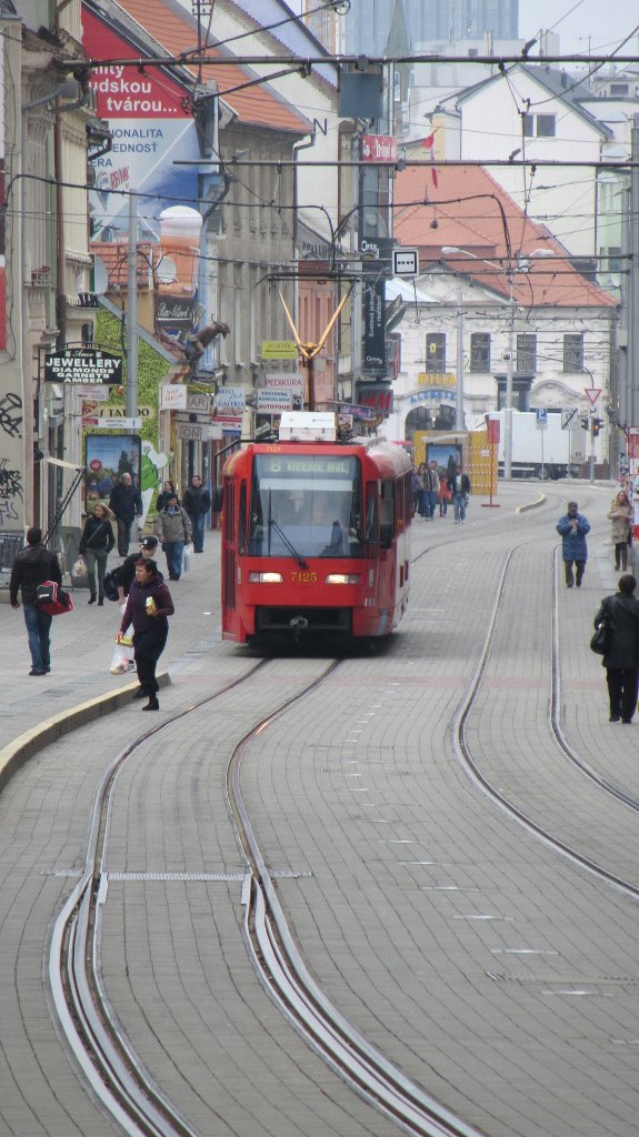 Wagen 7125 als Linie 8 in Bratislava im Stadtzentrum am 7.4.2012.