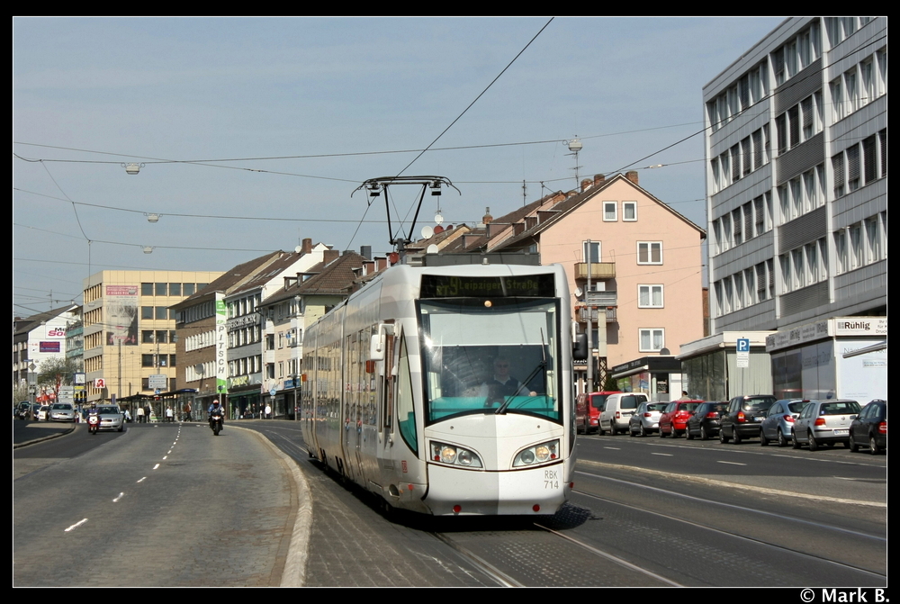 Wagen 714 der Regiotram Kassel befhrt den Streckenabschnitt zwischen Am Stern und Altmarkt am 24.04.10