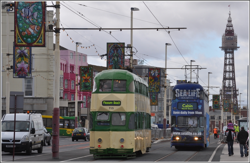 Wagen 715 und 709 begegnen sich auf der Promenade vor dem Blackpool Tower. (09.08.2011)