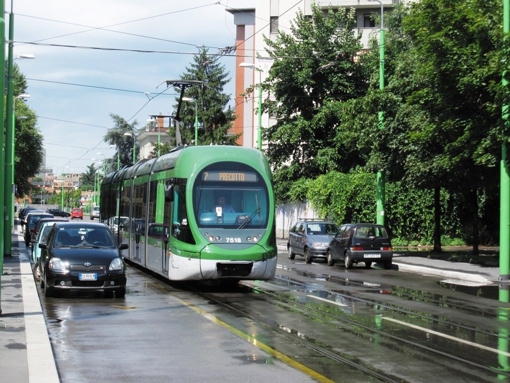 Wagen 7516 der Stra�enbahn Mailand auf der Linie 7 unterwegs, fotografiert am 07.07.2009.