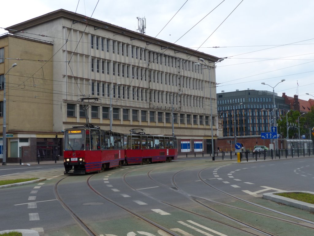 Wagen 757, der mir am n�chsten Tag nochmals vor die Linse  springen  sollte, biegt hier gerade in die Dworcowa ein. 11.5.2013, Stettin
