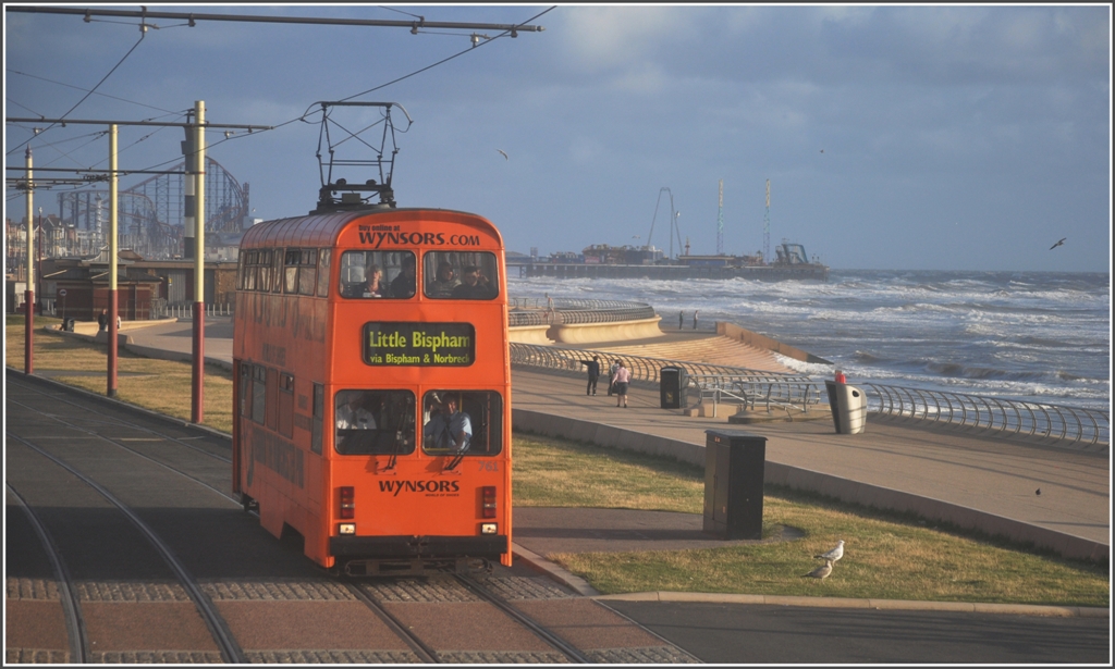 Wagen 761 hat Pleasure Beach im Hintergrund mit seinem Roller Coaster Infusion verlassen und fhrt entlang der neu gestalteten Promenade Richtung Noth Pier. (08.08.2011)