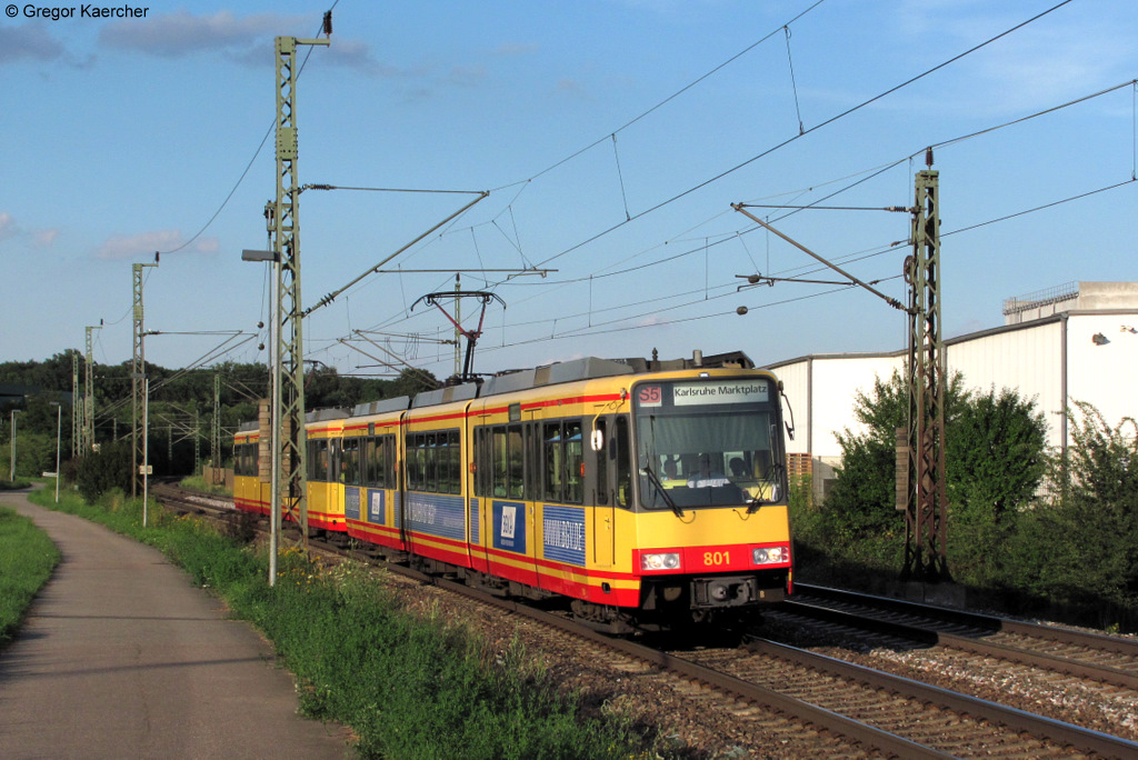 Wagen 801  BGV  und Wagen 8** als S5 nach Karlsruhe Marktplatz. Ab KA-Marktplatz folgt das Duo weiter der S5 und fhrt dann ab KA-Lameyplatz weiter zum Rheinhafen. Aufgenommen am 11.07.2011 bei Illingen (Wrtt.).