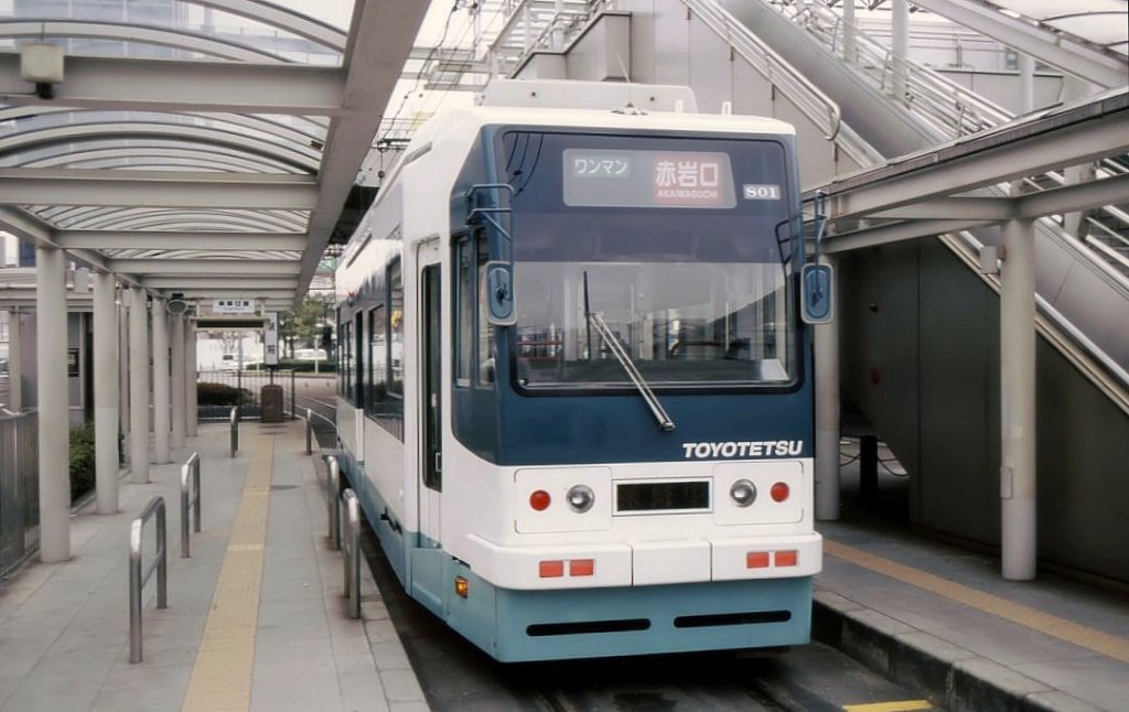 Wagen 801: Einer von 3 im Jahre 2000 gebauten Wagen (801-803) fr die Strassenbahn- und Ueberlandlinien der Stadt Gifu. In Gifu wurden alle Strecken 2005 eingestellt; 801 kam zur Toyohashi Strassenbahn, 802-803 zur Fukui Strassenbahn. Der Wagen hat einen stufenlosen Zentraleingang, wobei der Boden mit den Sitzbnken zu beiden Seiten ber die Drehgestelle in die Hhe ansteigt. Aufnahme am Hauptbahnhof Toyohashi, 28.Januar 2007. 