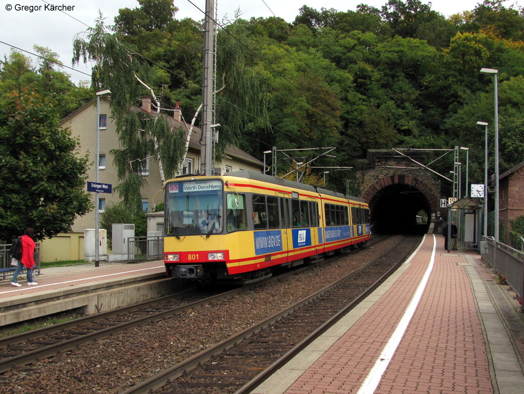 Wagen 801 mit BGV-Werbung hat als S5 nach Wrth (Rhein) gerade den Ersinger Tunnel passiert und hlt in Ersingen West. Aufgenommen am 06.Oktober.2010.