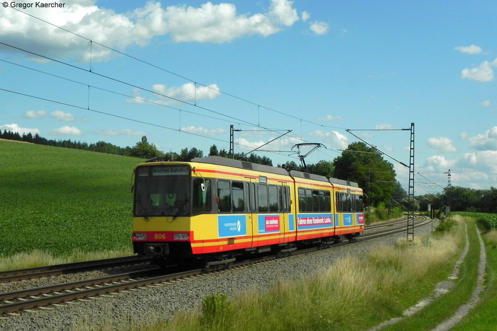 Wagen 806 als S9 nach Bretten Bahnhof bei Helmsheim. Der Triebwagen wirbt seit diesem Jahr fr die Handwerkskammer Karlsruhe. Aufgenommen am 24.06.2011 bei Helmsheim.